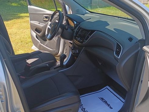 Used 2018 Chevrolet Trax LT w/ LT Convenience Package AWD/4WD image 15