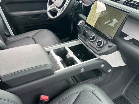New 2026 Land Rover Defender 130 X-Dynamic SE image 27