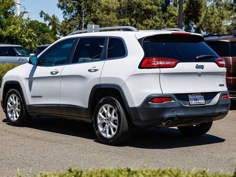 Used 2018 Jeep Cherokee Latitude FWD image 2