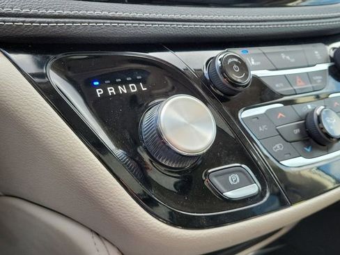 Used 2023 Chrysler Pacifica Limited FWD image 34