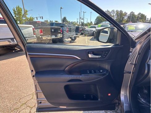 Used 2015 Toyota Highlander Limited Platinum AWD/4WD image 15