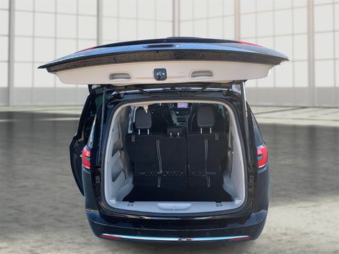 Used 2024 Chrysler Pacifica Touring-L image 11