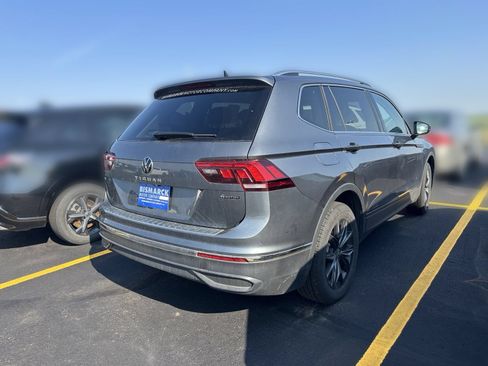 Used 2024 Volkswagen Tiguan SE w/ Panoramic Sunroof Package AWD/4WD image 3