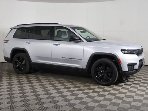 Used 2023 Jeep Grand Cherokee L Laredo AWD/4WD image 15