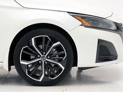 Used 2023 Nissan Altima 2.5 SR w/ SR Premium Package image 4