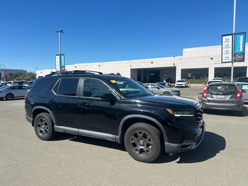 Used 2024 Honda Pilot TrailSport image 2