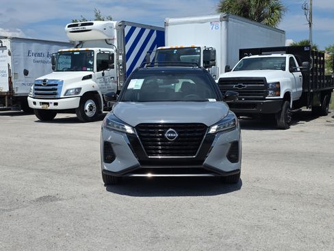Used 2022 Nissan Kicks SR w/ Premium Package image 2