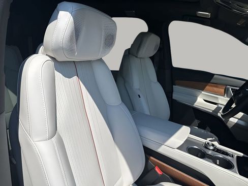 New 2026 Cadillac Vistiq Luxury image 14