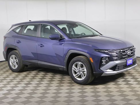Used 2025 Hyundai Tucson SE AWD/4WD image 2