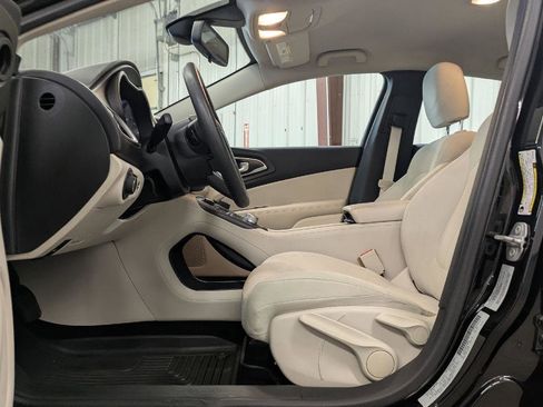 Used 2015 Chrysler 200 Limited image 16
