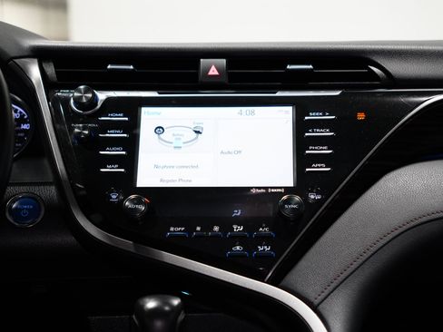 Used 2020 Toyota Camry XLE image 12