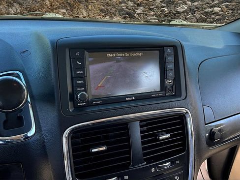 Used 2018 Dodge Grand Caravan SE w/ UConnect Hands-Free Group image 19