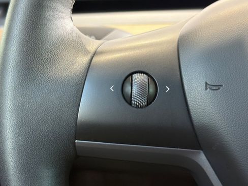 Used 2023 Tesla Model Y AWD image 30