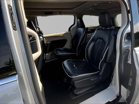 Used 2021 Chrysler Pacifica Limited w/ Uconnect Theater Family Group FWD image 20