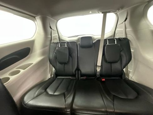 Used 2023 Chrysler Pacifica Touring-L FWD image 12