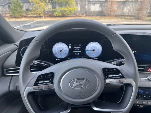 Used 2025 Hyundai Elantra SEL image 35