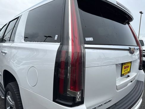 Used 2016 Cadillac Escalade Premium image 18