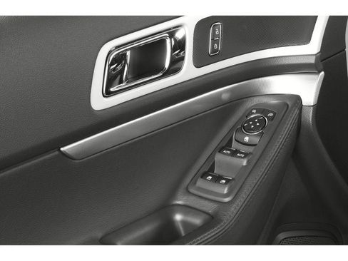 Used 2015 Ford Explorer XLT w/ Equipment Group 202A AWD/4WD image 13