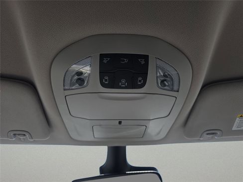 Used 2023 Chrysler Pacifica Touring-L image 28