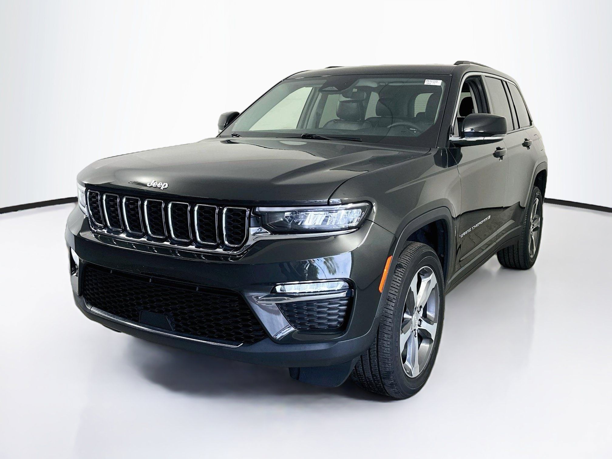 Used 2023 Jeep Grand Cherokee Limited AWD/4WD image 1