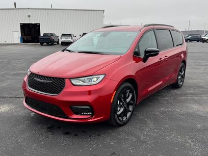 New 2026 Chrysler Pacifica Select w/ S Appearance Package