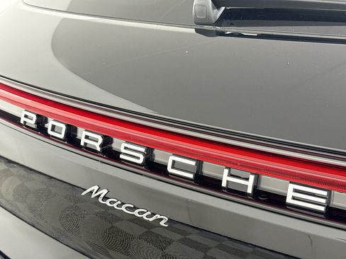 Certified 2025 Porsche Macan AWD/4WD image 25