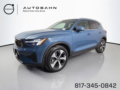 Used 2025 Volvo XC40 B5 Core AWD/4WD image 1