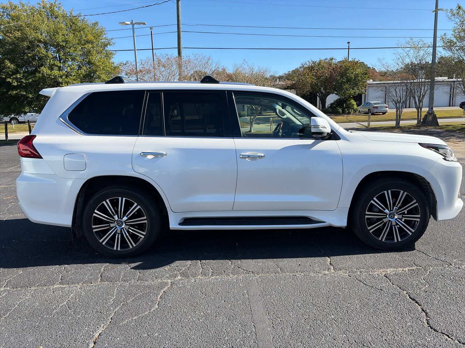 Used 2021 Lexus LX 570 4WD w/ Luxury Package image 3