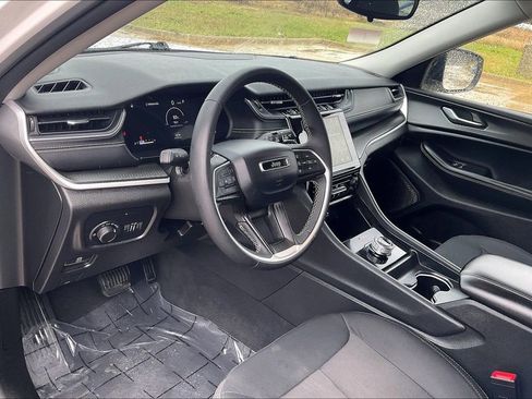 Used 2023 Jeep Grand Cherokee Laredo image 13