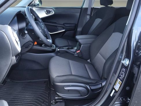 Used 2025 Kia Soul LX w/ LX Technology Package FWD image 11