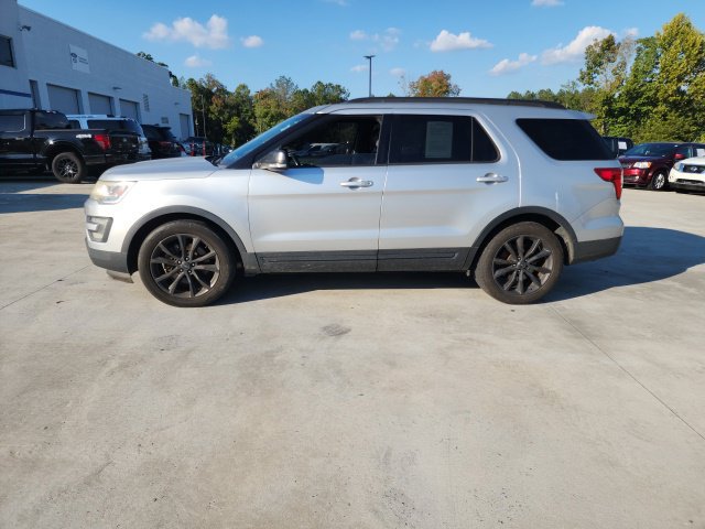 Used 2017 Ford Explorer XLT w/ Equipment Group 202A FWD image 11
