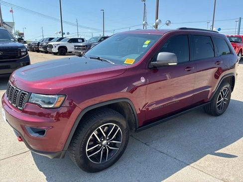 Used 2017 Jeep Grand Cherokee Trailhawk w/ Trailhawk Luxury Group AWD/4WD image 4