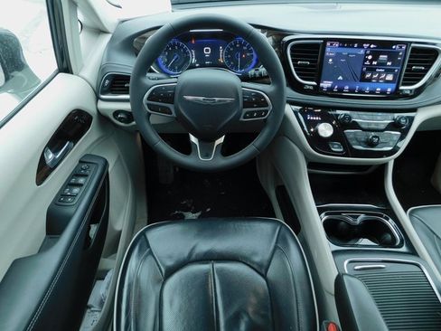 Used 2024 Chrysler Pacifica Limited image 16