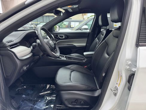 Used 2025 Jeep Compass Limited image 28