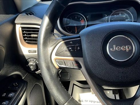 Used 2017 Jeep Cherokee Latitude AWD/4WD image 11