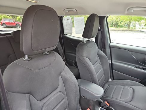Used 2022 Jeep Renegade Latitude w/ Convenience Group AWD/4WD image 11