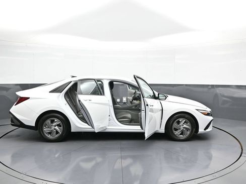 Certified 2025 Hyundai Elantra SE w/ Cargo Package FWD image 41
