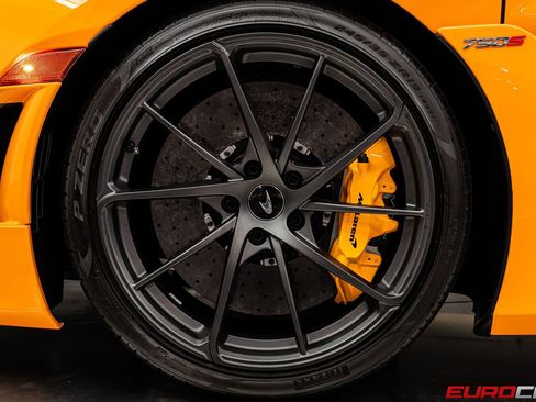 Used 2026 McLaren 750S Spider RWD image 25