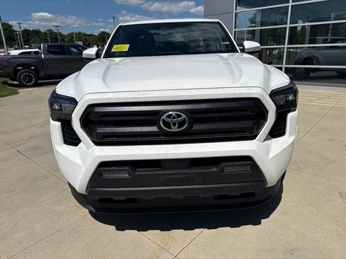 Used 2025 Toyota Tacoma SR5 AWD/4WD image 2