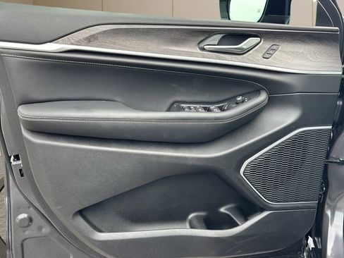 New 2026 Jeep Grand Cherokee Limited image 16