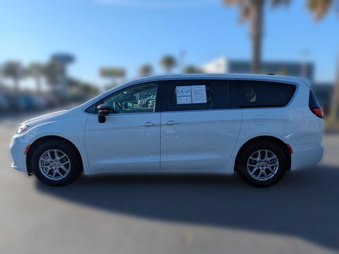Used 2024 Chrysler Pacifica Touring-L FWD image 8