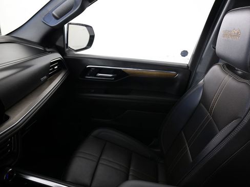 Used 2025 Chevrolet Tahoe High Country AWD/4WD image 31