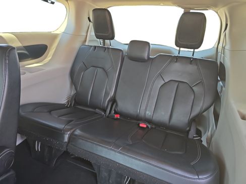 Used 2022 Chrysler Pacifica Touring-L FWD image 16