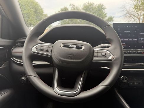 Used 2025 Jeep Compass Trailhawk AWD/4WD image 28