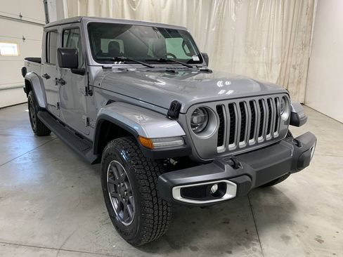 Used 2020 Jeep Gladiator Overland image 2