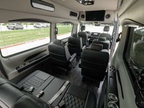 Used 2024 Mercedes-Benz Sprinter 2500 image 3
