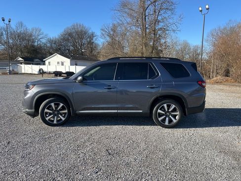 Used 2025 Honda Pilot Touring image 4