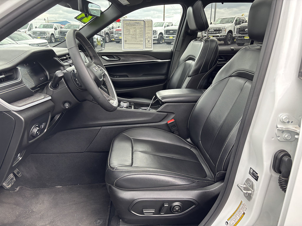 Used 2024 Jeep Grand Cherokee Limited w/ Luxury Tech Group II AWD/4WD image 15