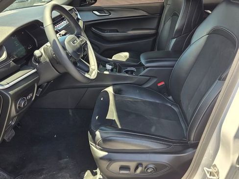 Used 2024 Jeep Grand Cherokee L Altitude RWD image 4