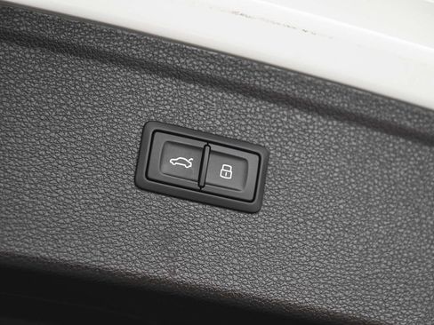 Used 2025 Audi SQ5 Premium Plus w/ Premium Plus Package image 38